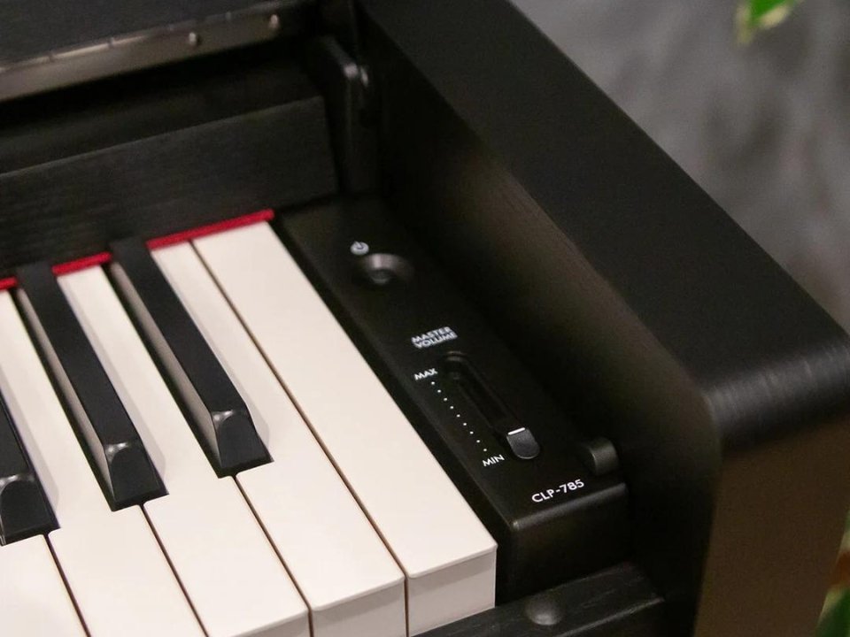 YAMAHA CLP-785 B - Góc nhìn thực tế 6